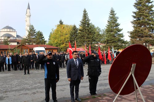 Cumhuriyetimizin Kurucusu Gazi Mustafa Kemal ATATÜRK' ün Ebediyete İrtihalinin 85.Yıldönümü Münasebetiyle Çelenk Sunma Töreni Düzenlendi 
